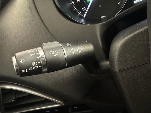 Used 2020 Jaguar F-PACE Premium image 33