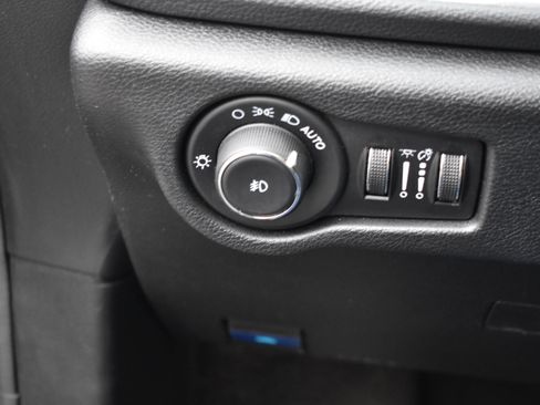 Used 2025 Chrysler Pacifica Limited image 16