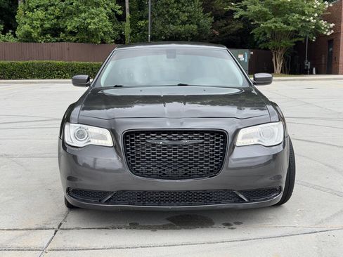 Used 2015 Chrysler 300 Limited RWD image 2