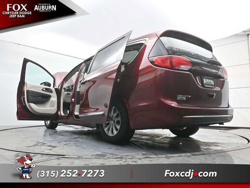 Used 2018 Chrysler Pacifica Touring-L image 36