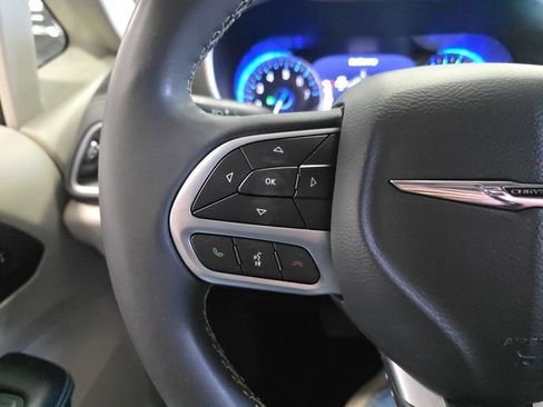 Used 2022 Chrysler Pacifica Touring-L image 18