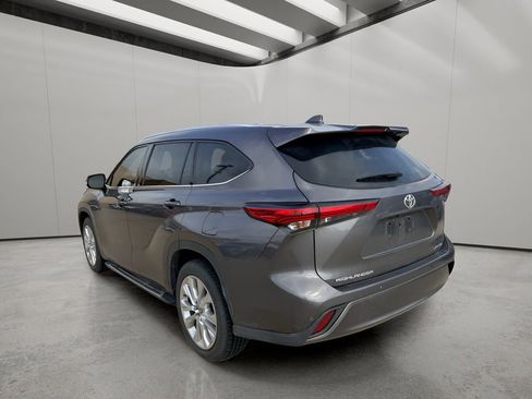 Used 2021 Toyota Highlander Limited FWD image 3