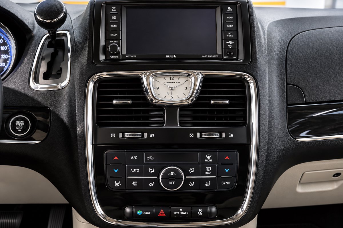 Used 2016 Chrysler Town & Country Touring-L FWD image 16