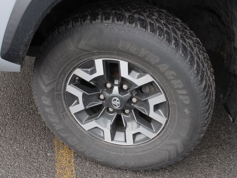 Used 2021 Toyota Tacoma TRD Off-Road w/ TRD Premium Off Road Package AWD/4WD image 17
