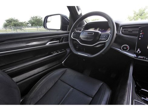 Used 2023 Jeep Wagoneer Series III w/ Preferred Equipment Group AWD/4WD image 11