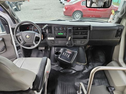 Used 2018 Chevrolet Express 4500 w/ Shuttle Bus Package RWD image 29