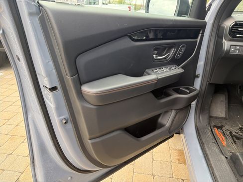 Used 2023 Honda Pilot TrailSport image 13