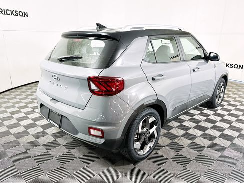 Used 2022 Hyundai Venue Limited image 3