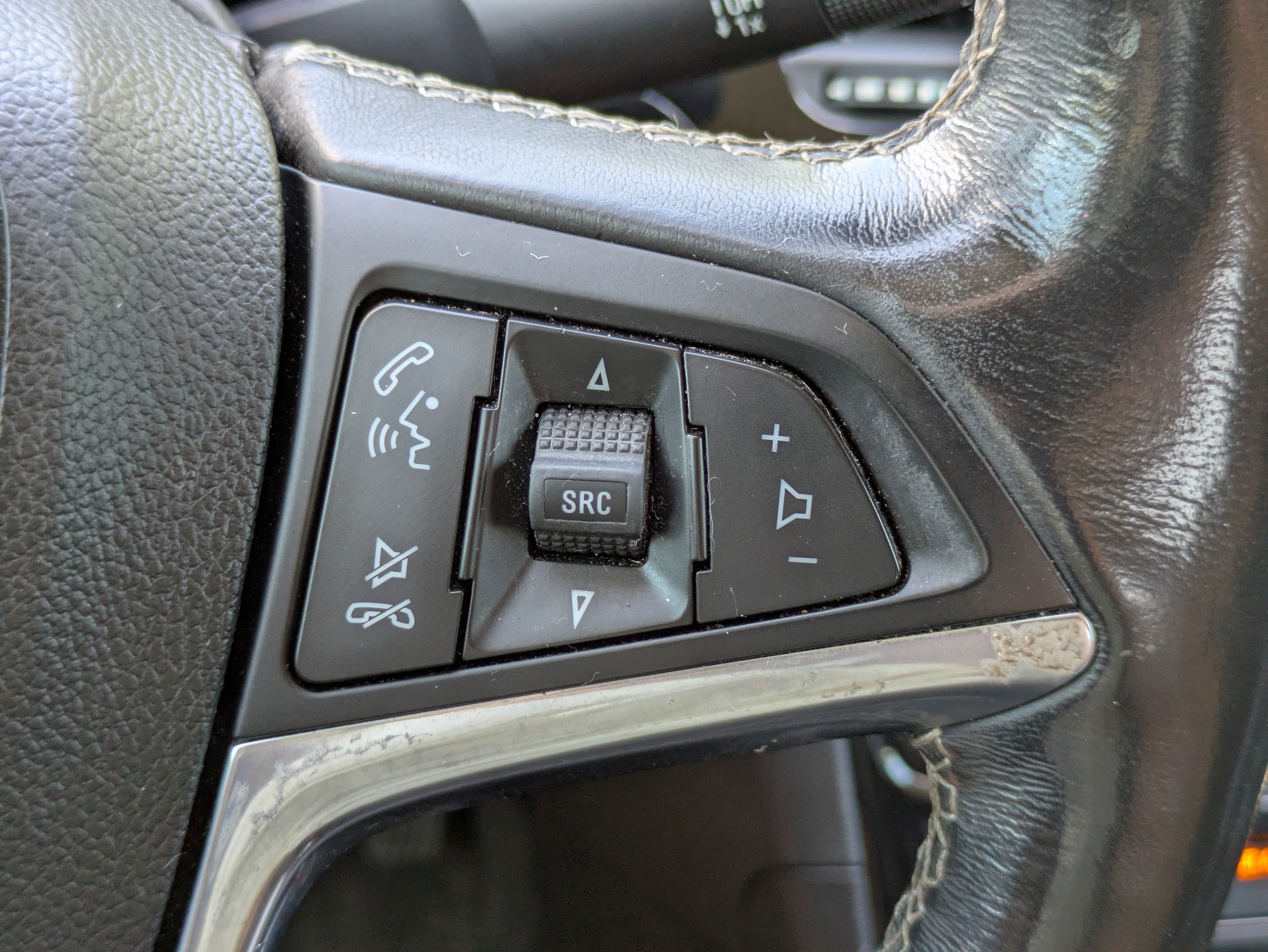 Used 2020 Buick Encore Essence FWD image 25