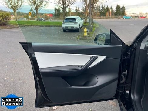 Used 2022 Tesla Model Y Long Range image 14