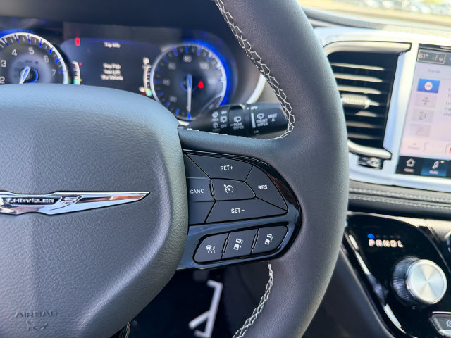 New 2026 Chrysler Pacifica Select AWD/4WD image 16