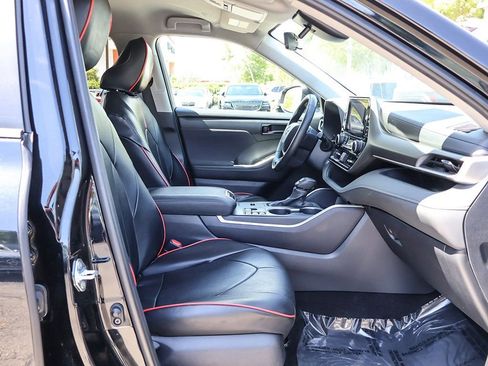 Used 2024 Toyota Highlander LE image 27