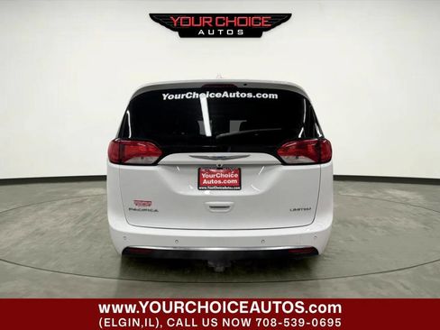 Used 2017 Chrysler Pacifica Limited image 4