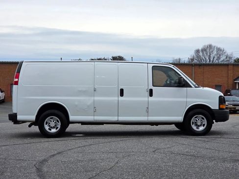 Used 2017 Chevrolet Express 3500 Extended image 4
