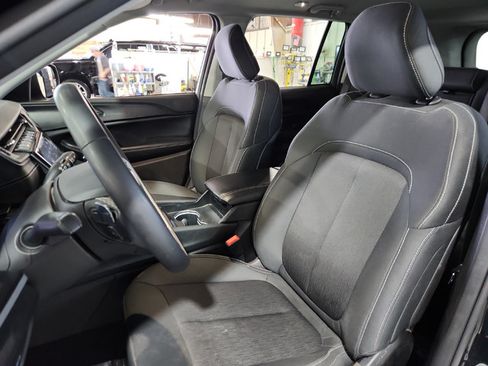 Used 2024 Jeep Grand Cherokee Laredo AWD/4WD image 8