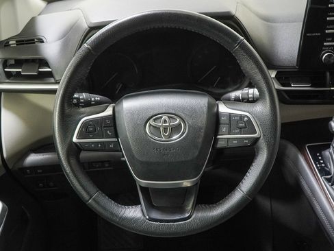 Used 2022 Toyota Sienna XLE AWD/4WD image 25
