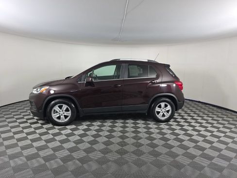 Used 2020 Chevrolet Trax LT w/ Driver Confidence Package FWD image 2