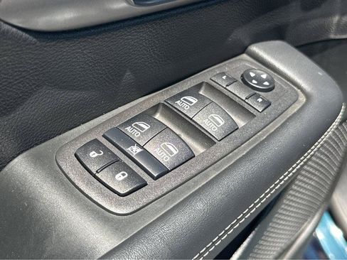 Used 2025 Chrysler Pacifica Select FWD image 36