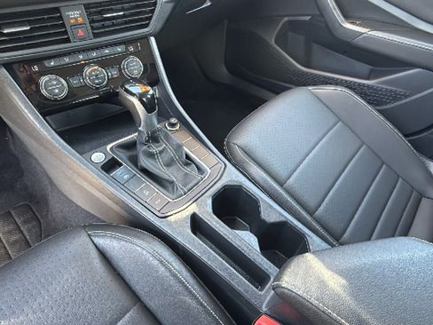Used 2024 Volkswagen Jetta SE FWD image 20