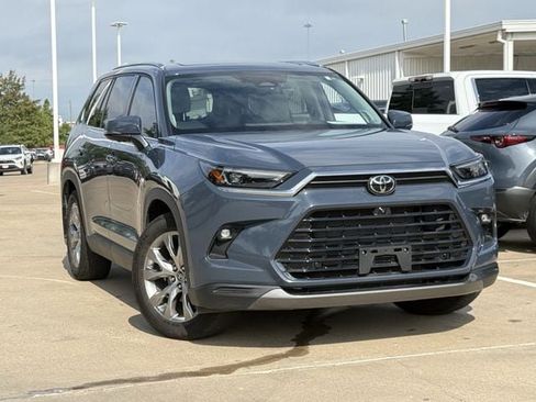 Used 2024 Toyota Grand Highlander FWD image 2
