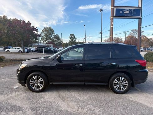 Used 2019 Nissan Pathfinder S image 2