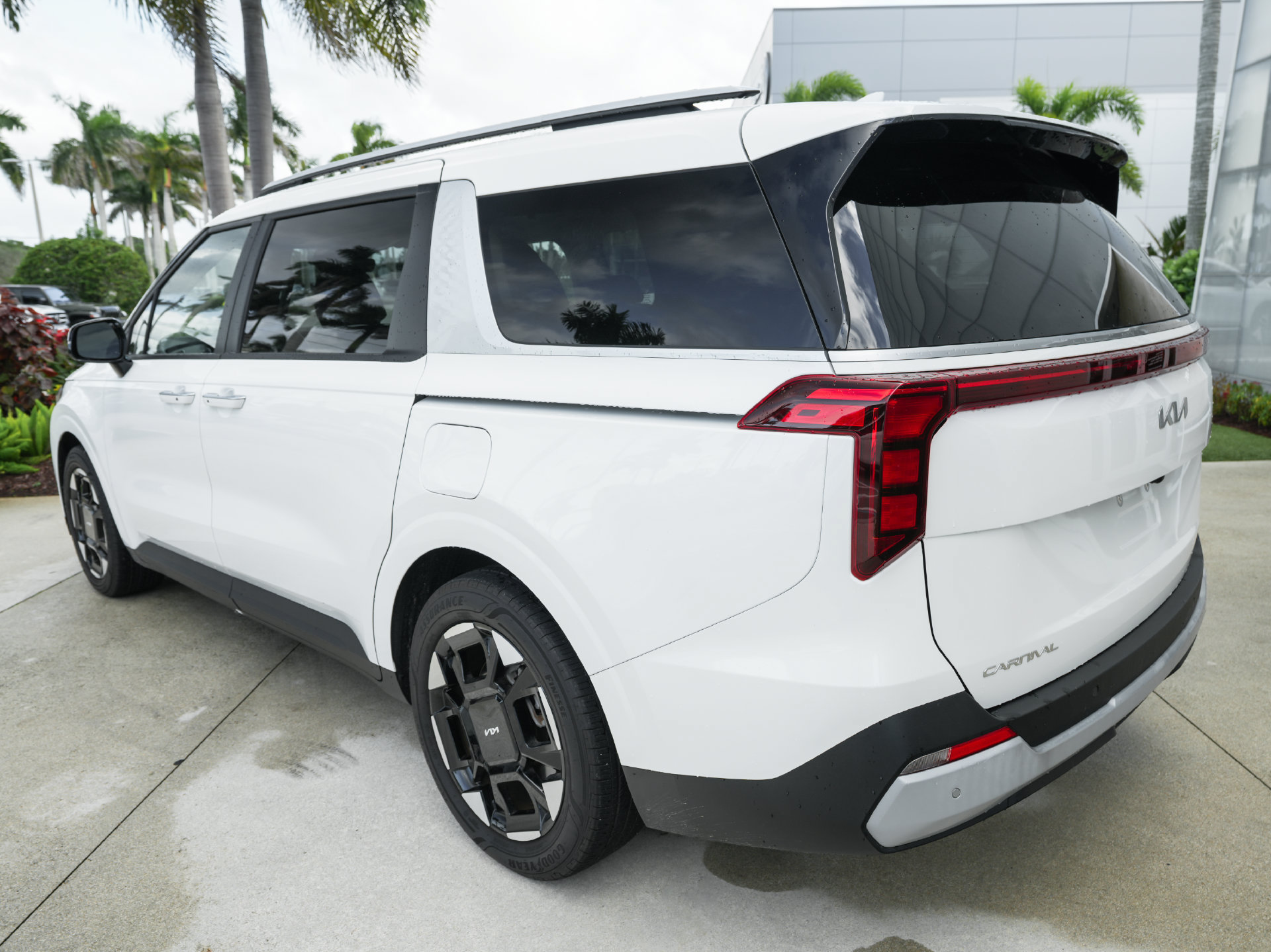 Used 2026 Kia Carnival EX FWD image 16