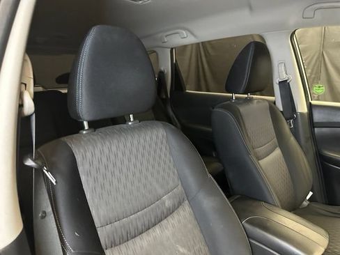 Used 2017 Nissan Rogue SV AWD/4WD image 16