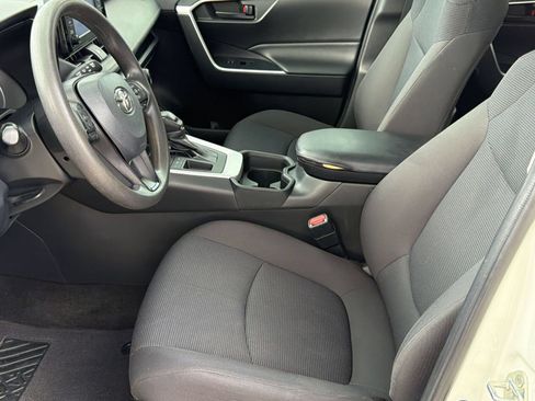 Used 2020 Toyota RAV4 LE FWD image 5