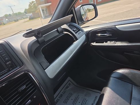 Used 2018 Dodge Grand Caravan GT FWD image 25