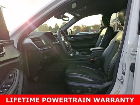 Used 2024 Jeep Grand Cherokee Altitude image 14