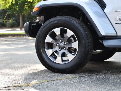 Used 2019 Jeep Wrangler Unlimited Sahara AWD/4WD image 12