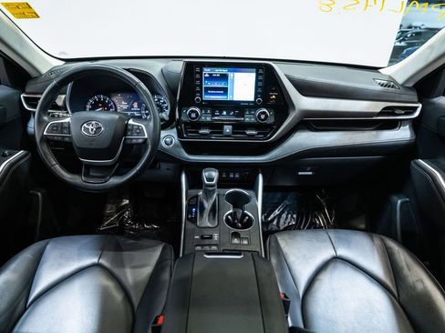Certified 2022 Toyota Highlander XLE image 11
