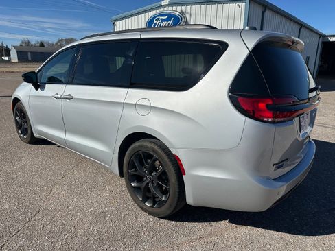 Used 2024 Chrysler Pacifica Touring-L w/ S Appearance Package image 4