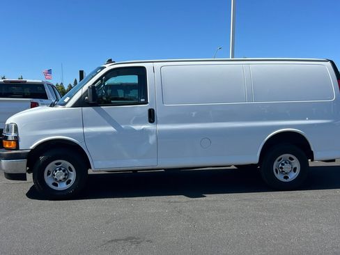 Used 2022 Chevrolet Express 2500 w/ Driver Convenience Package RWD image 8