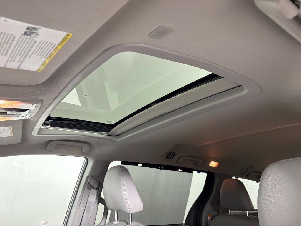 Used 2020 Toyota Sienna XLE FWD image 26