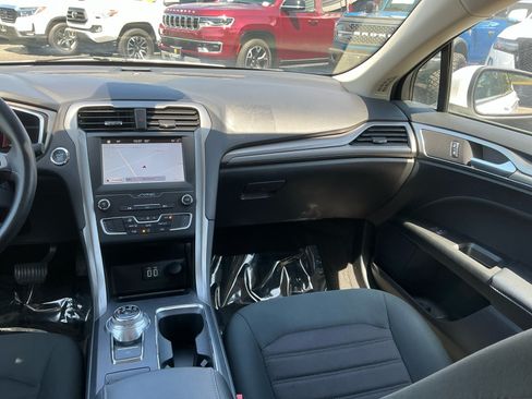 Used 2019 Ford Fusion SE FWD image 16