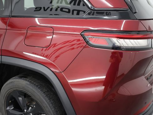 Used 2023 Jeep Grand Cherokee Altitude AWD/4WD image 32