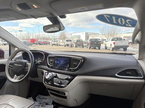 Used 2017 Chrysler Pacifica Limited image 16