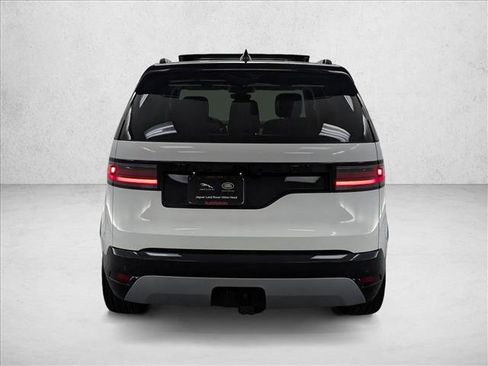 Used 2025 Land Rover Discovery Metropolitan Edition image 8