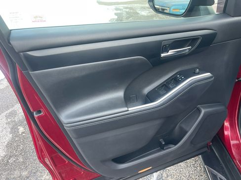 Used 2020 Toyota Highlander XLE image 10