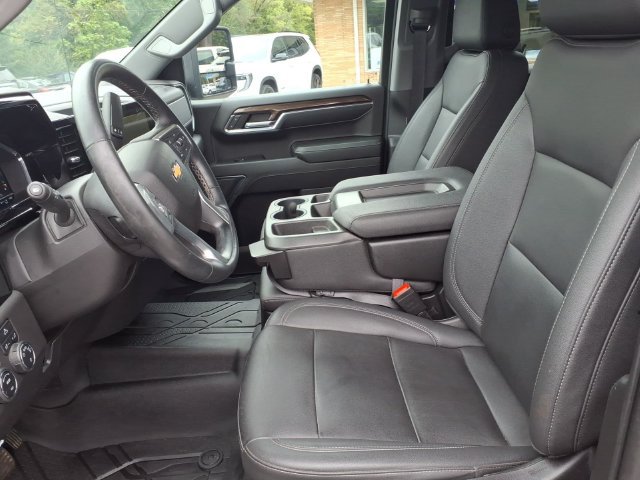 Used 2023 Chevrolet Silverado 1500 LT w/ Leather Package AWD/4WD image 5