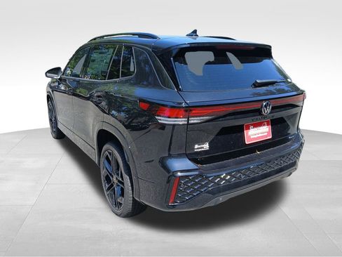 Used 2025 Volkswagen Tiguan SE R-Line image 3