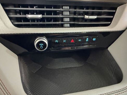 Used 2025 Ford Explorer Active w/ Active Comfort Package RWD image 21
