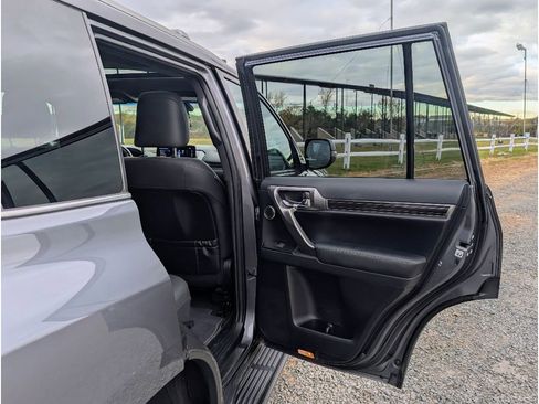 Used 2022 Lexus GX 460 Premium image 12