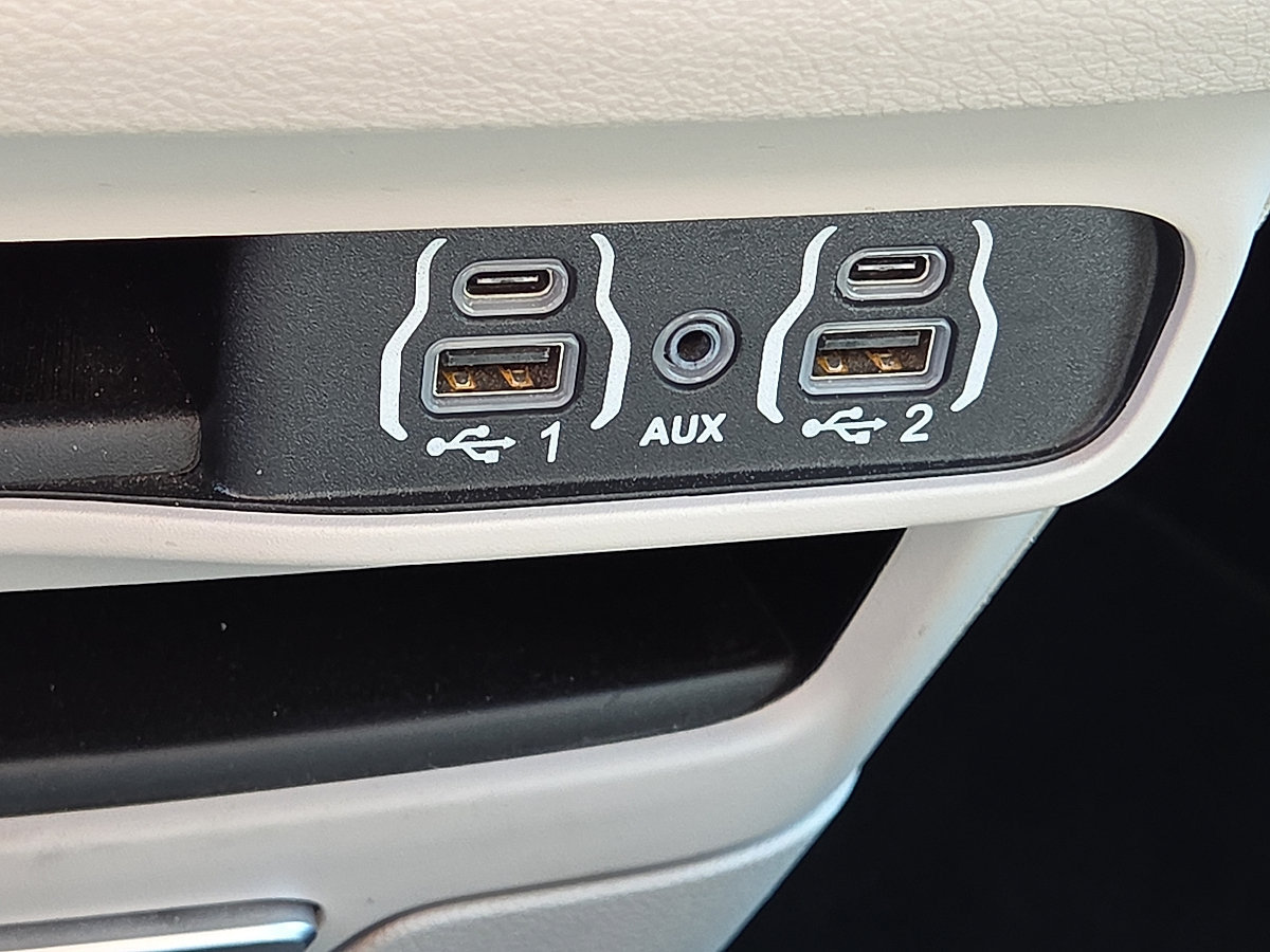 Used 2024 Chrysler Pacifica Touring-L FWD image 27