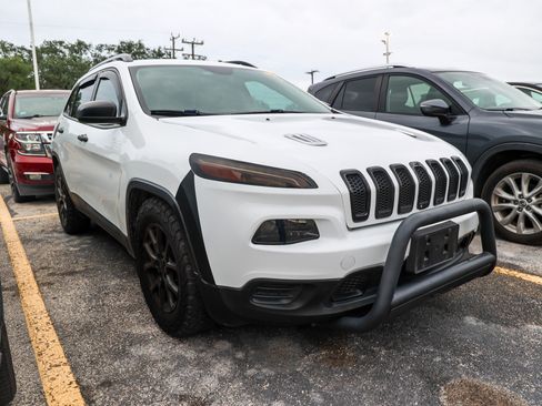 Used 2017 Jeep Cherokee Sport FWD image 6