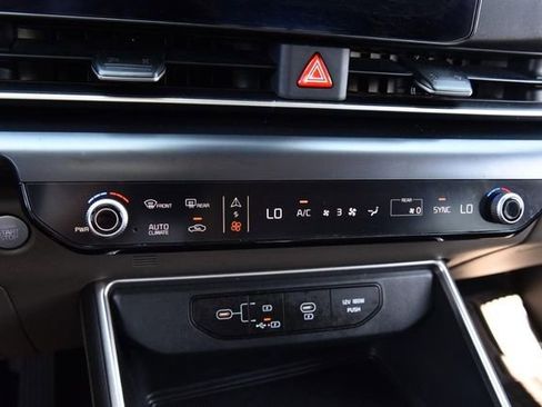 Used 2025 Kia Carnival FWD image 14