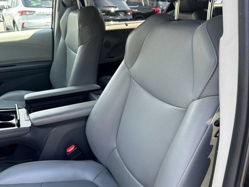 Used 2021 Toyota Sienna XLE w/ XLE Plus Package FWD image 12