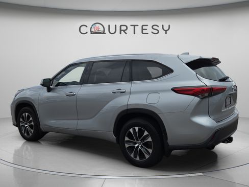 Used 2020 Toyota Highlander XLE AWD/4WD image 3
