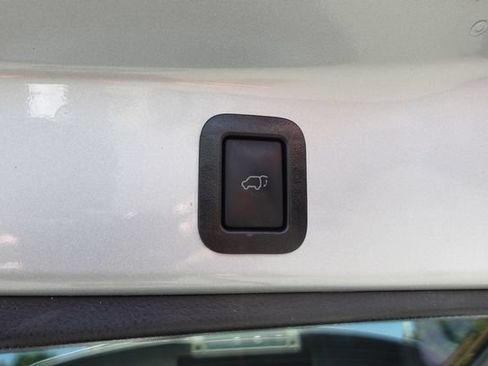 Used 2019 Toyota Highlander XLE AWD/4WD image 32